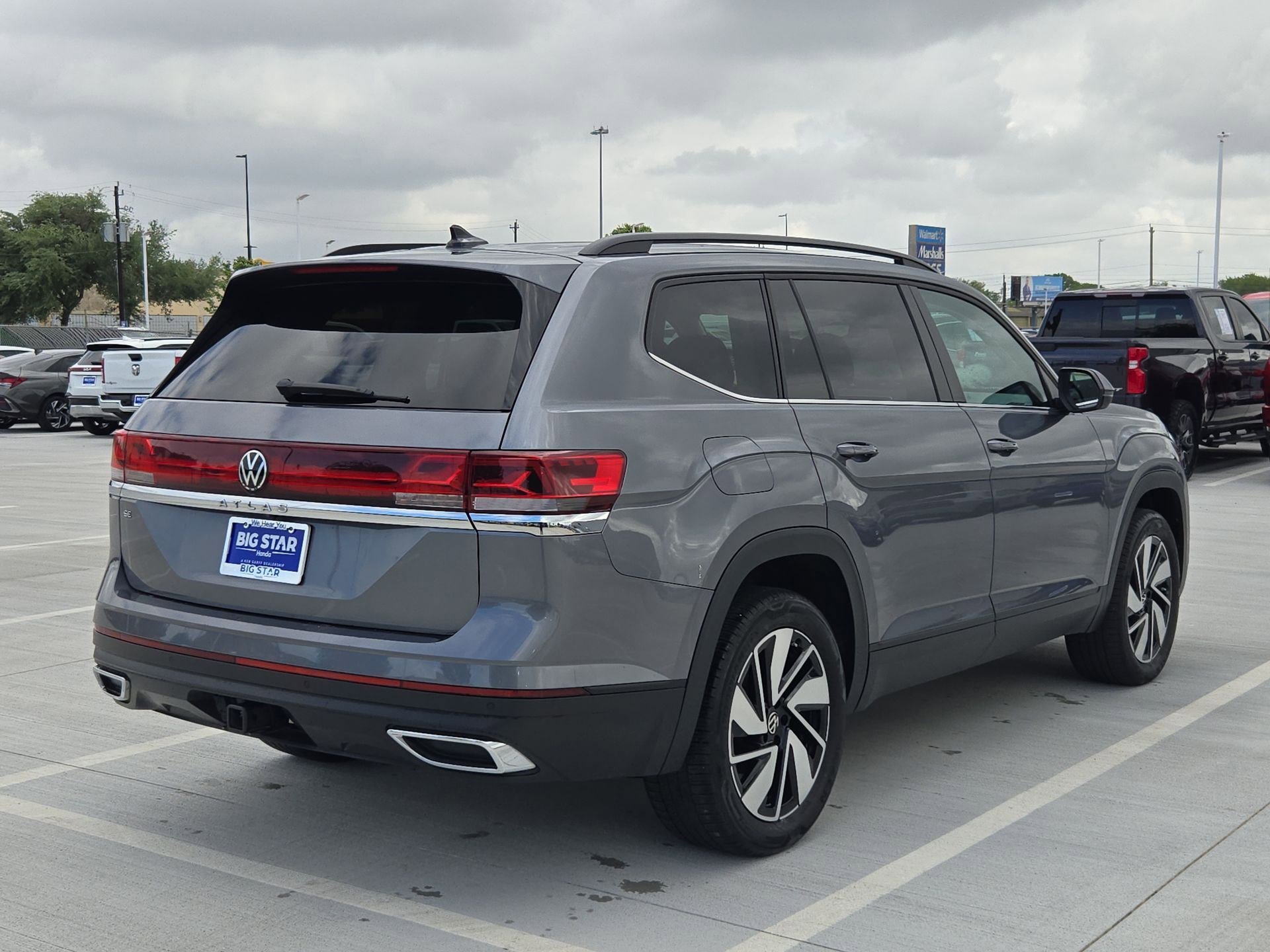 Used 2025 Volkswagen Atlas SE FWD image 3