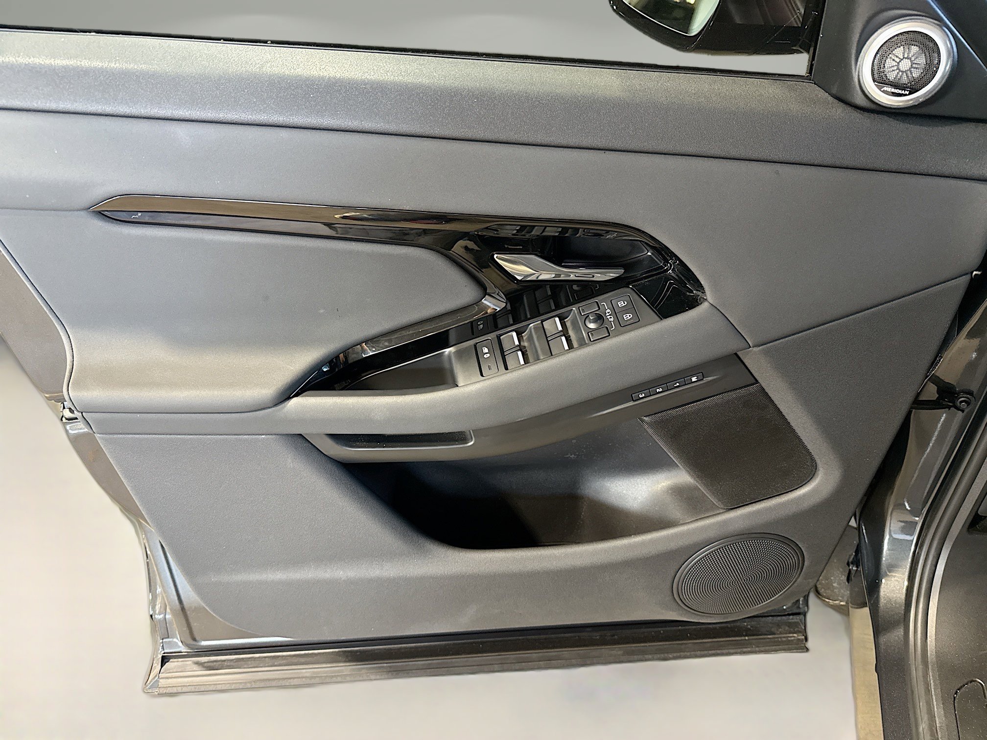 Used 2025 Land Rover Range Rover Evoque Dynamic SE AWD/4WD image 22