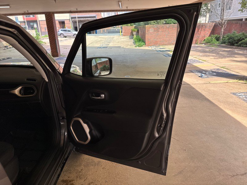Used 2017 Jeep Renegade Latitude AWD/4WD image 10