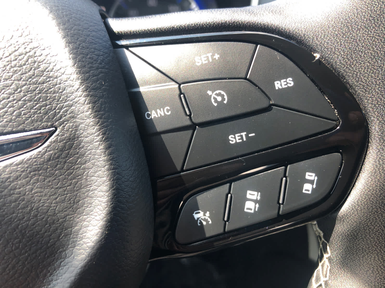 Used 2025 Chrysler Pacifica Limited FWD image 8