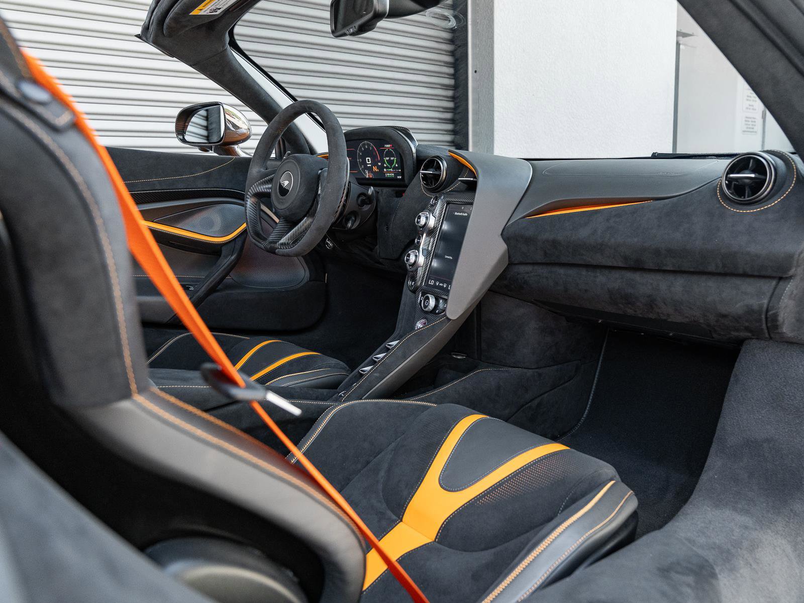 Used 2022 McLaren 720S Performance RWD image 2