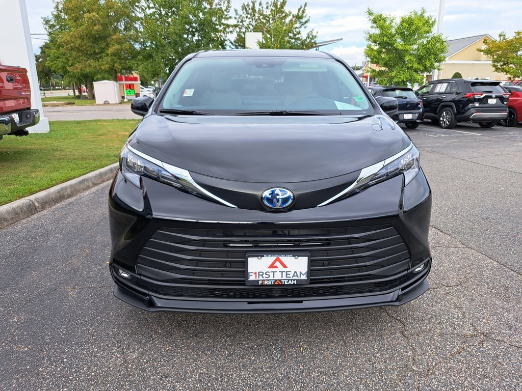 New 2025 Toyota Sienna XLE image 3