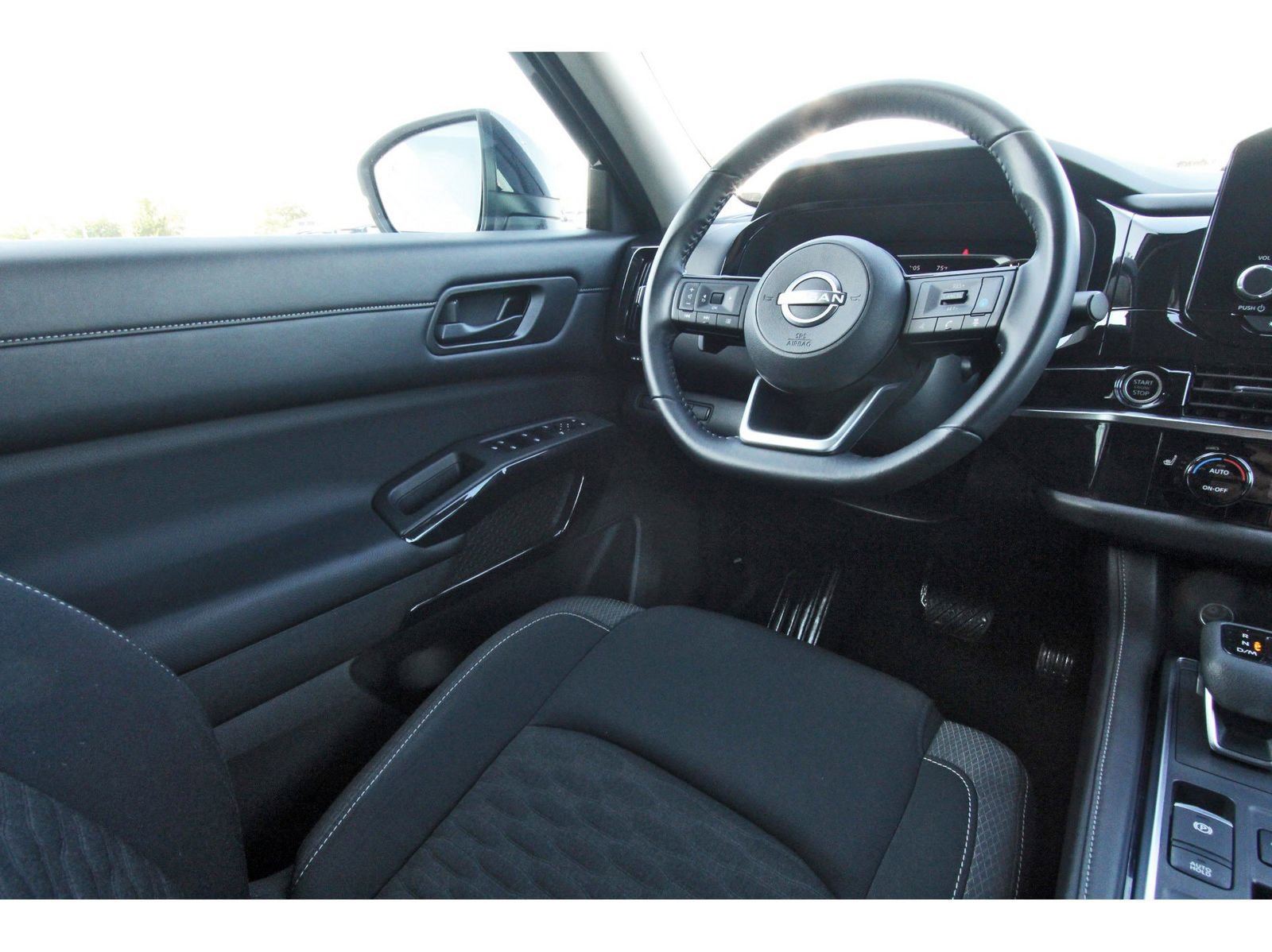 Used 2023 Nissan Pathfinder SV image 11