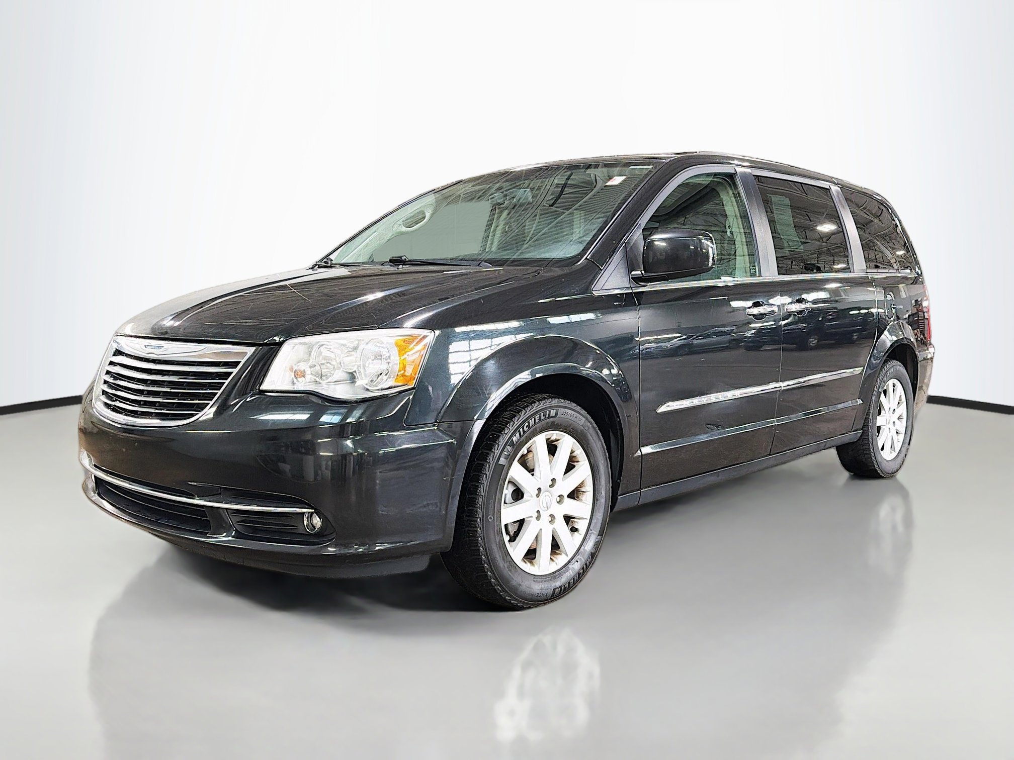 Used 2015 Chrysler Town & Country Touring w/ Driver Convenience Group FWD image 12
