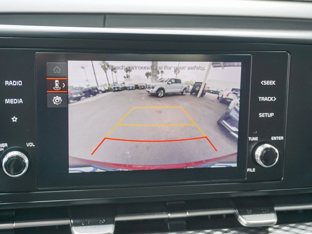 Used 2024 Kia Carnival LX FWD image 24