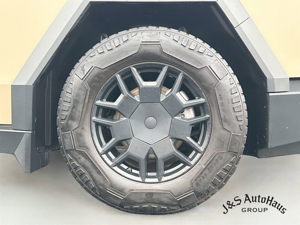 Used 2024 Tesla Cybertruck AWD Crew Cab image 39