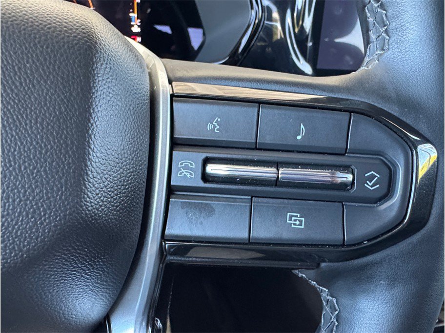 Used 2023 Chevrolet Colorado LT w/ LT Convenience Package II AWD/4WD image 15