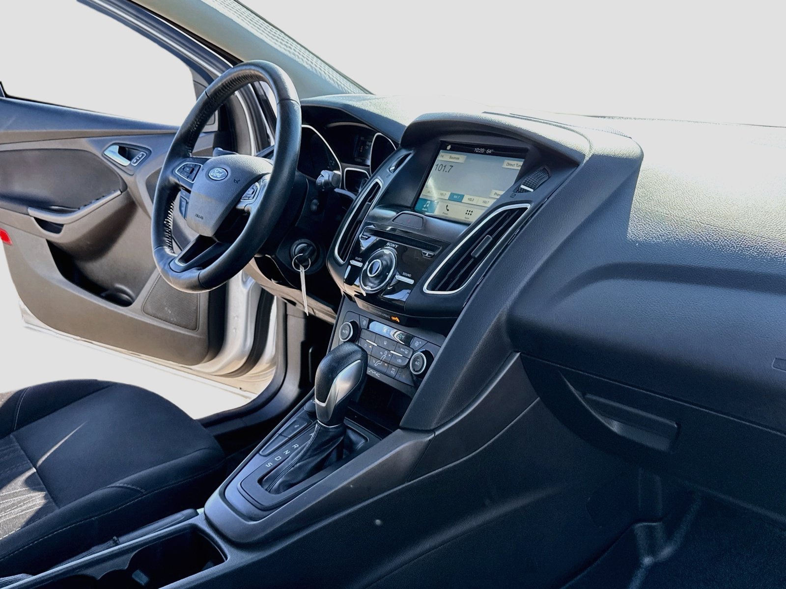 Used 2018 Ford Focus SEL w/ Cold Weather Package FWD image 15