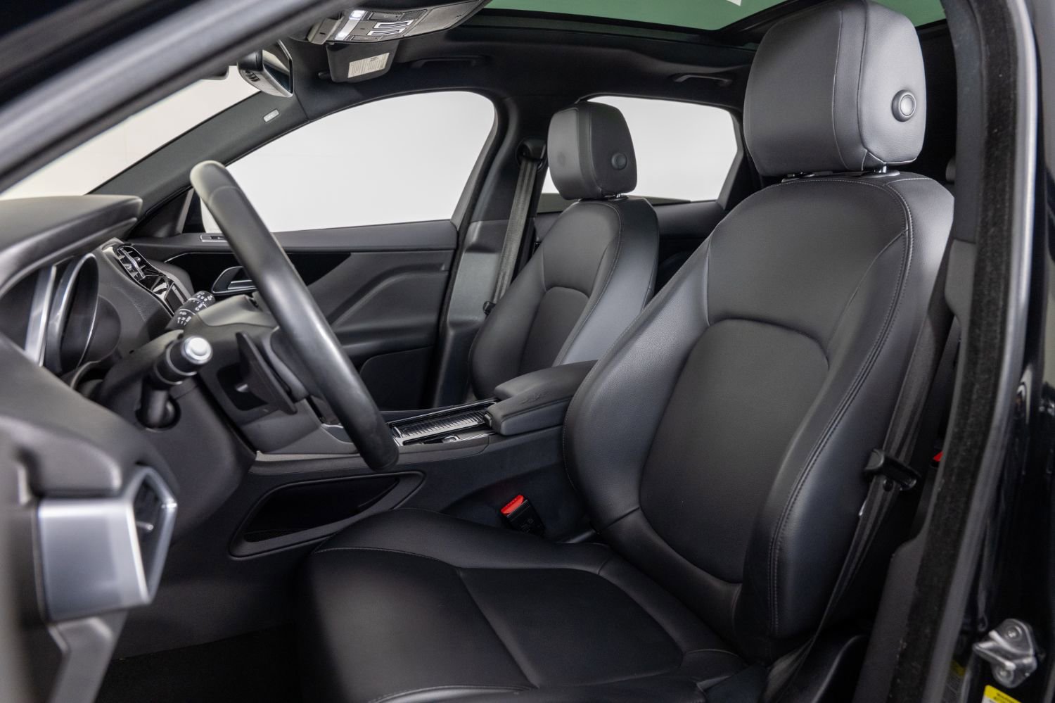 Used 2018 Jaguar F-PACE Premium image 15