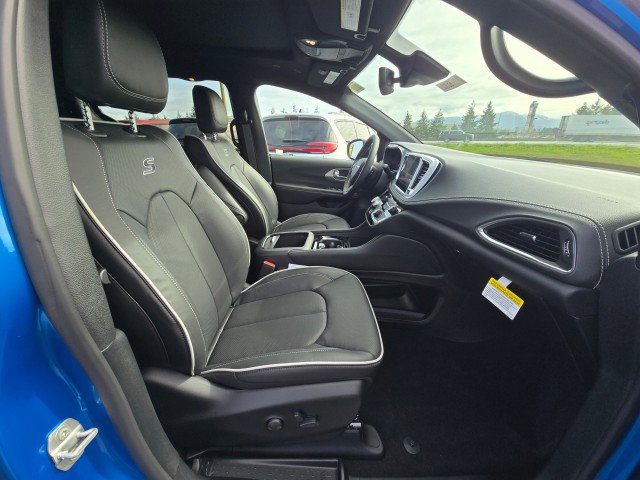 New 2026 Chrysler Pacifica Limited FWD image 12