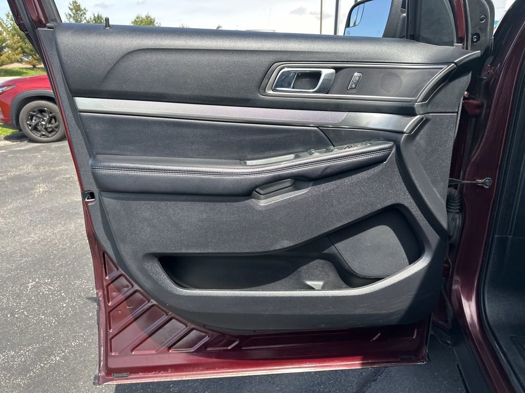 Used 2018 Ford Explorer XLT w/ Equipment Group 202A AWD/4WD image 22