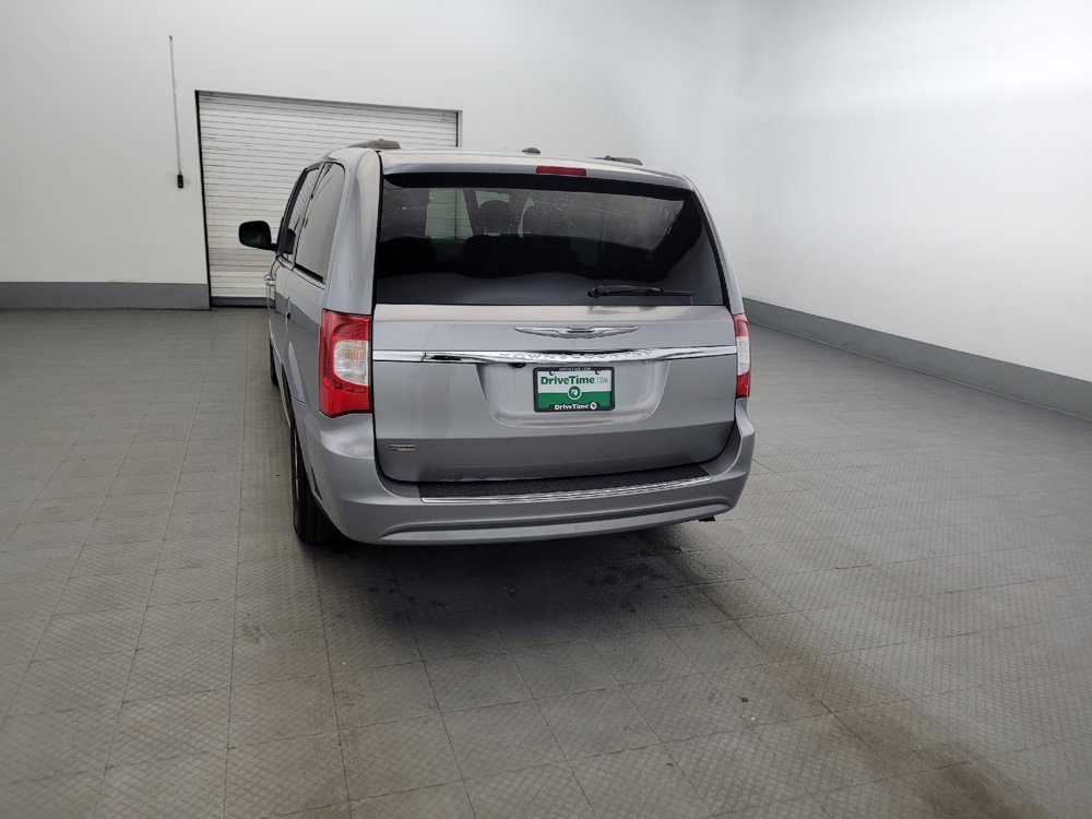 Used 2016 Chrysler Town & Country Touring FWD image 6