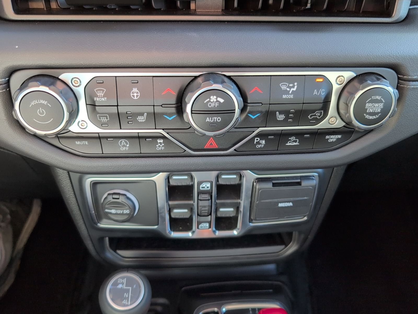 Used 2024 Jeep Wrangler Sahara w/ Safety Group image 22