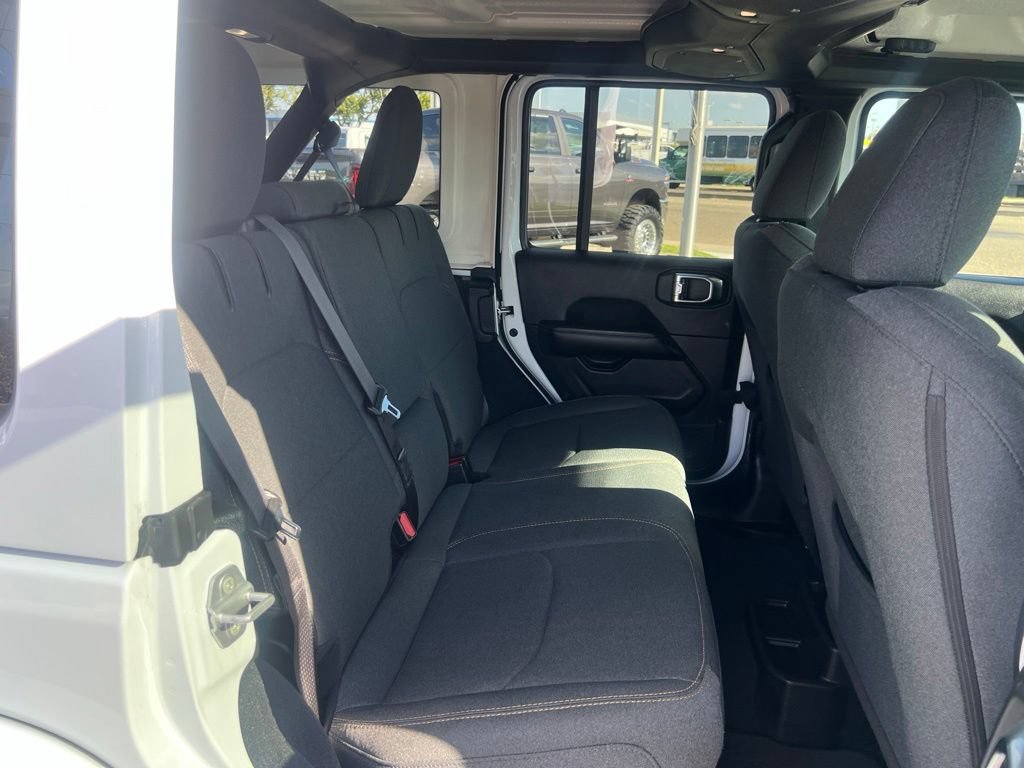 Used 2025 Jeep Wrangler Unlimited Sahara AWD/4WD image 31