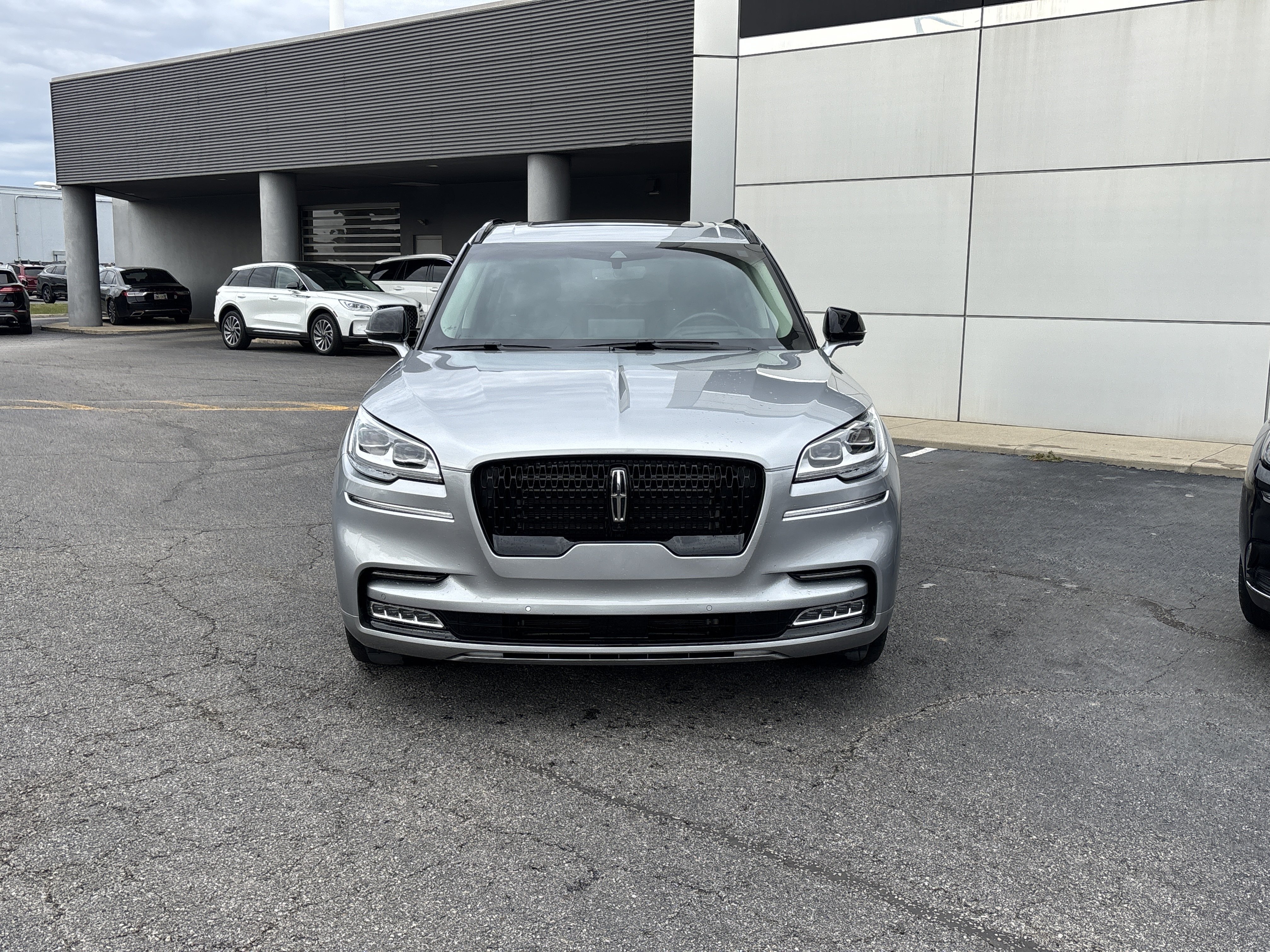 Used 2023 Lincoln Aviator Reserve w/ Equipment Group 201A AWD/4WD image 2