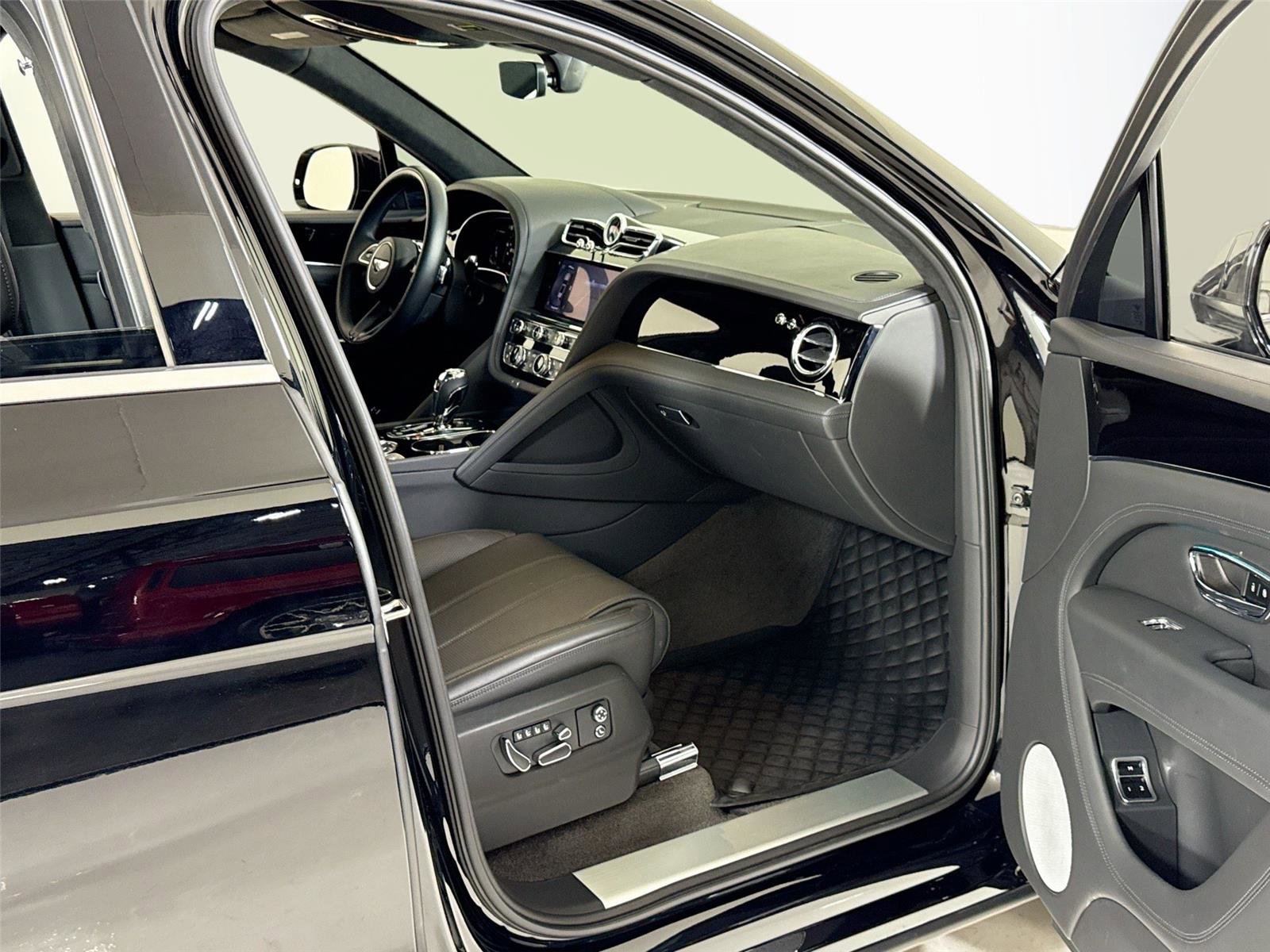Used 2024 Bentley Bentayga AWD/4WD image 32
