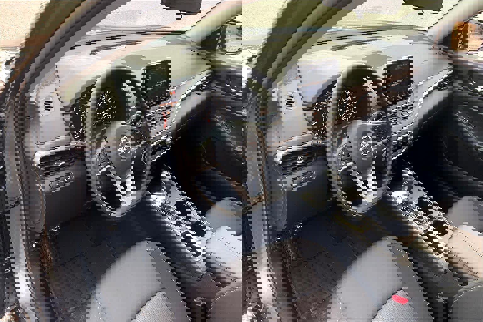 Used 2025 Nissan Altima 2.5 SV FWD image 17