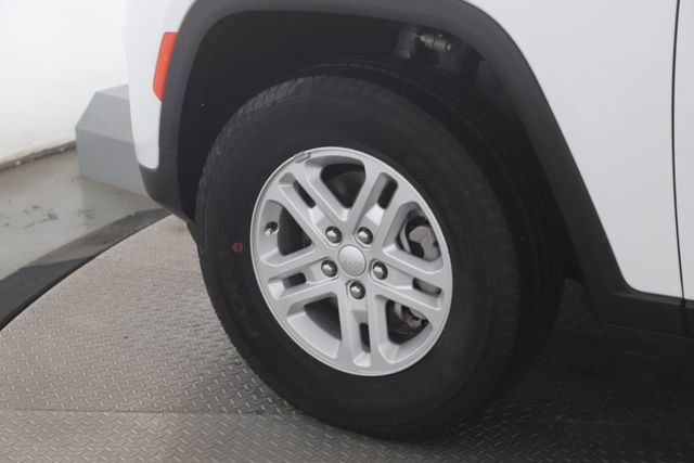 Used 2024 Jeep Grand Cherokee Laredo image 13