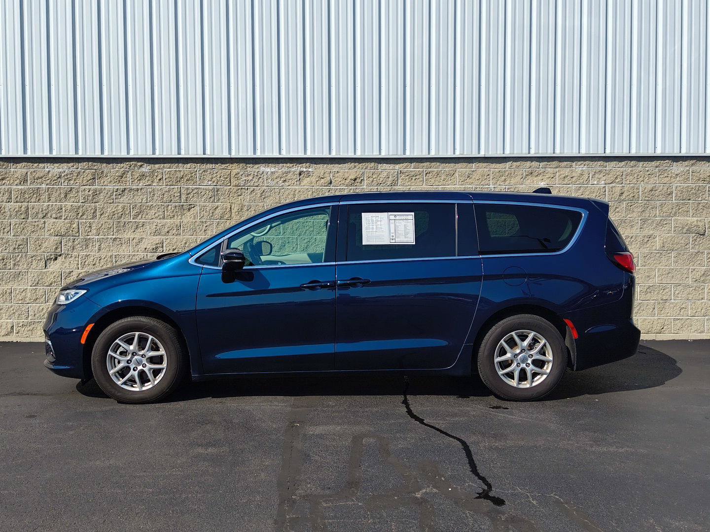 Used 2024 Chrysler Pacifica Touring-L FWD image 34