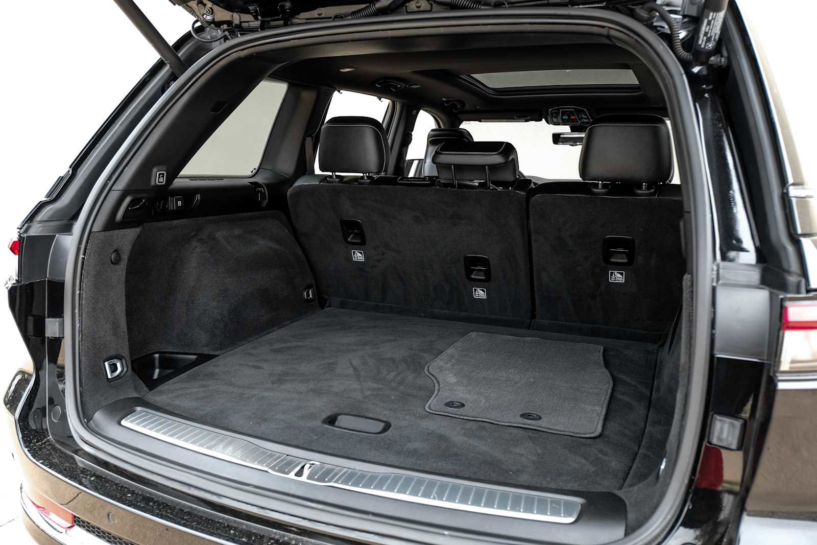 Used 2023 Jeep Grand Cherokee Overland w/ Luxury Tech Group IV AWD/4WD image 55
