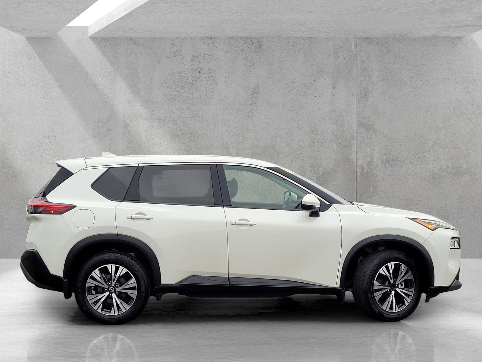 Used 2022 Nissan Rogue SV FWD image 3