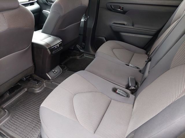 Used 2024 Toyota Highlander LE image 30