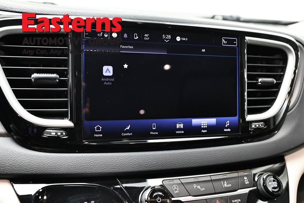 Used 2023 Chrysler Pacifica Touring-L FWD image 19