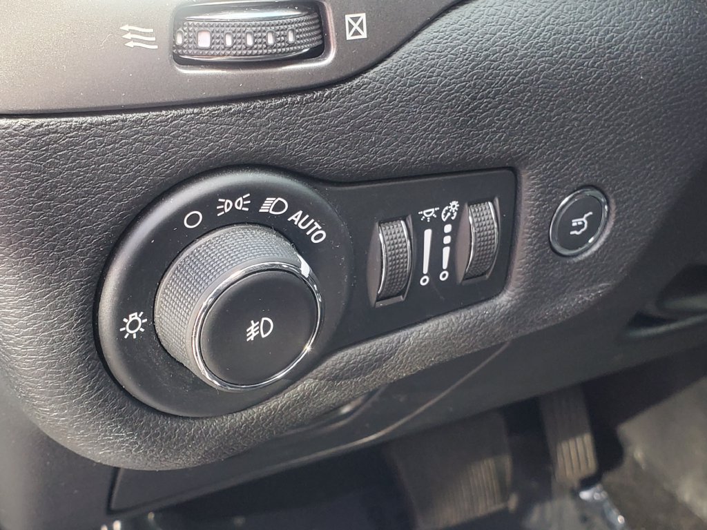 Used 2020 Jeep Cherokee Limited AWD/4WD image 11