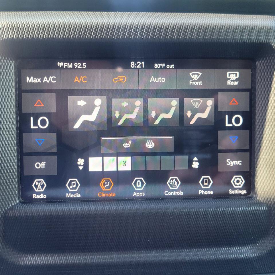 Used 2018 Jeep Wrangler Unlimited Sahara AWD/4WD image 17