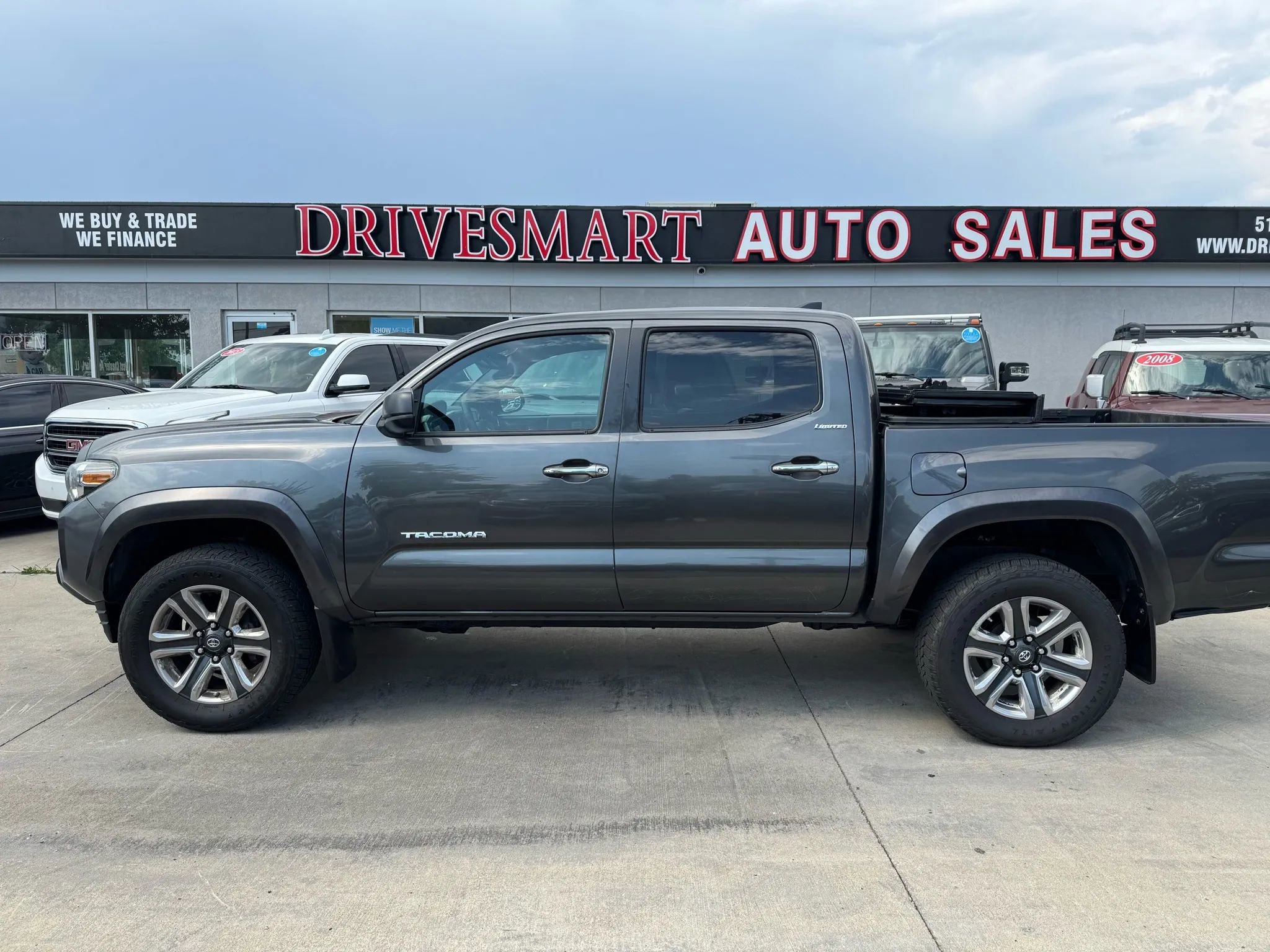 Used 2016 Toyota Tacoma Limited w/ Towing Package AWD/4WD image 7