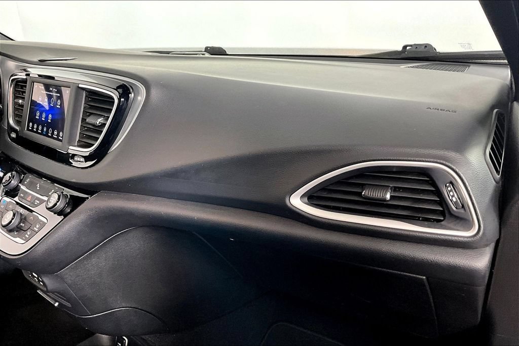 Used 2020 Chrysler Pacifica Touring w/ S Appearance Package FWD image 16