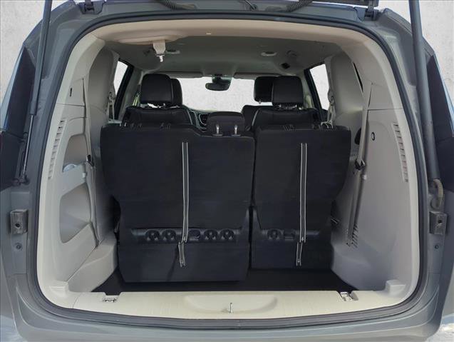 Used 2023 Chrysler Pacifica Touring-L FWD image 7
