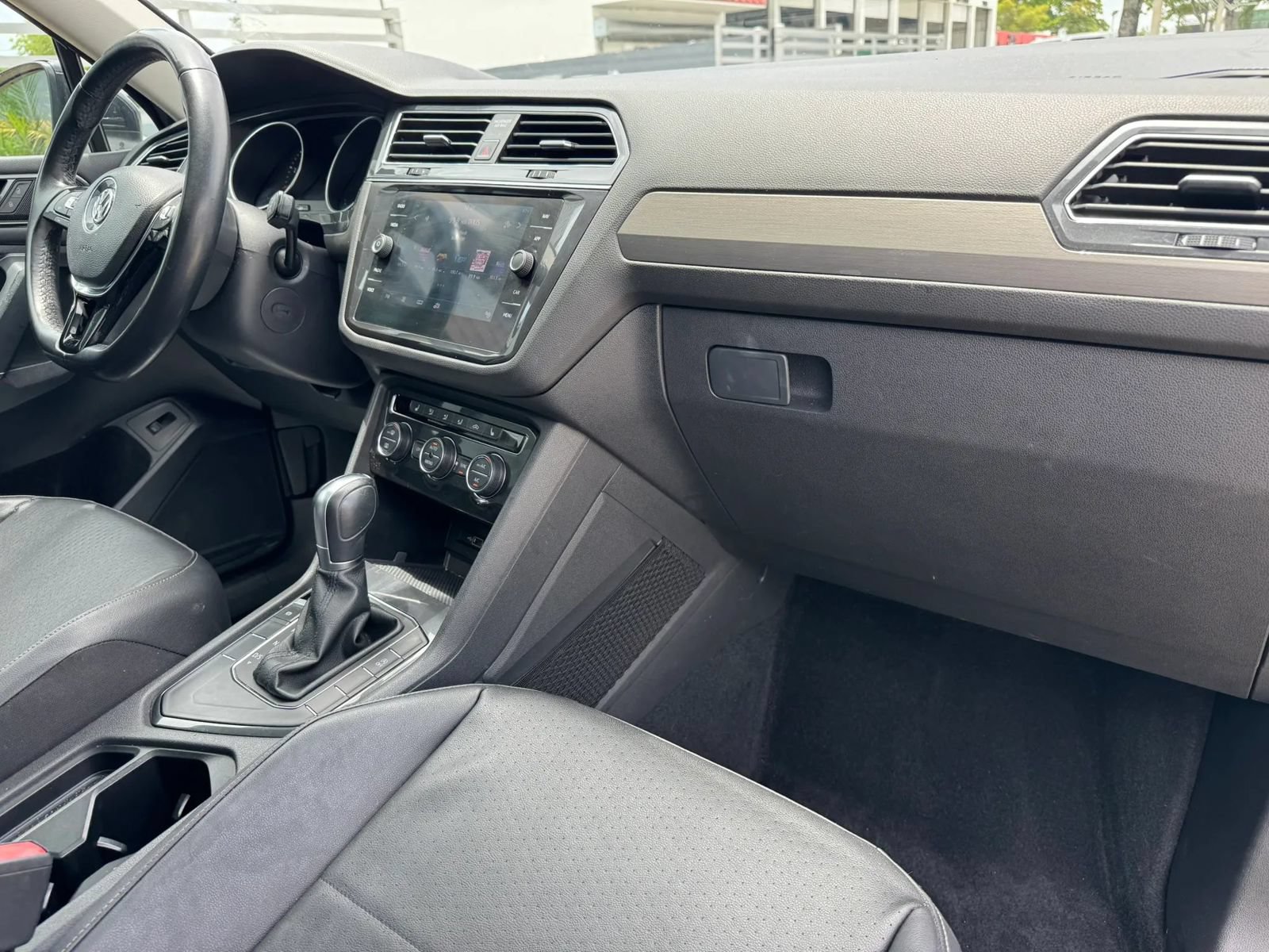 Used 2018 Volkswagen Tiguan SEL FWD image 17