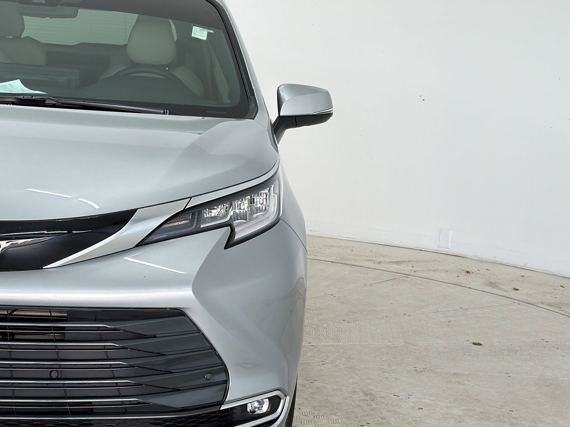 Used 2025 Toyota Sienna Limited image 11