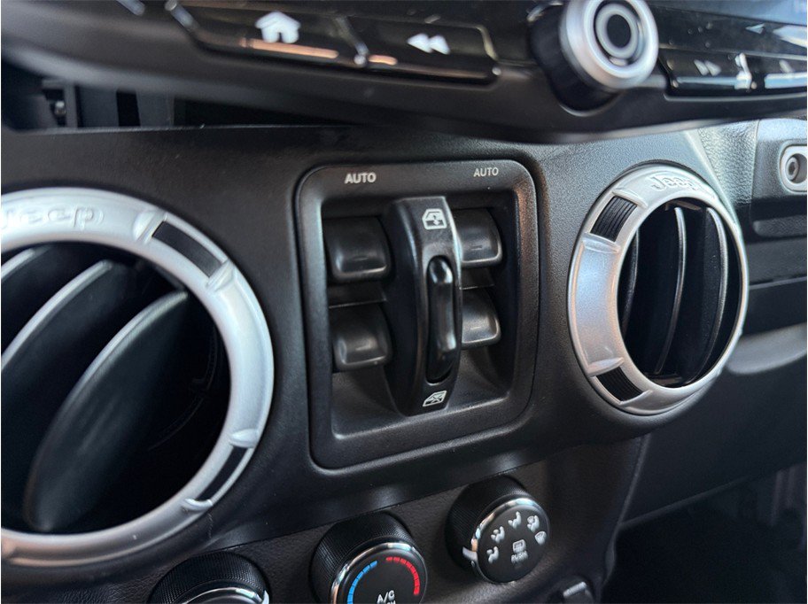 Used 2015 Jeep Wrangler Unlimited Rubicon w/ Connectivity Group AWD/4WD image 28