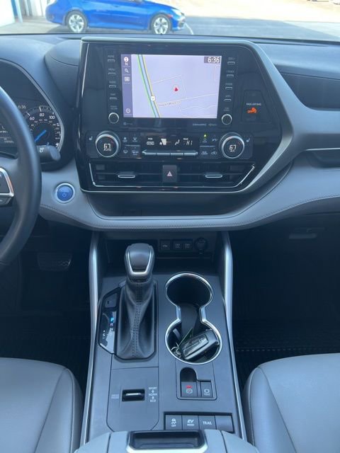 Used 2021 Toyota Highlander XLE AWD/4WD image 16