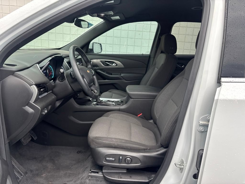 Used 2023 Chevrolet Traverse LT FWD image 4