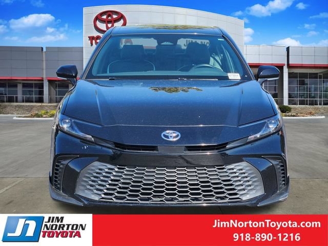 Used 2025 Toyota Camry SE FWD image 2