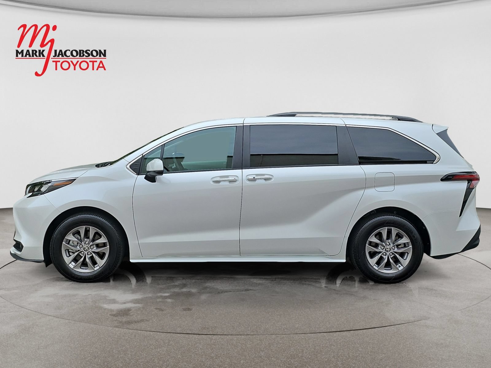 Used 2025 Toyota Sienna XLE FWD image 15