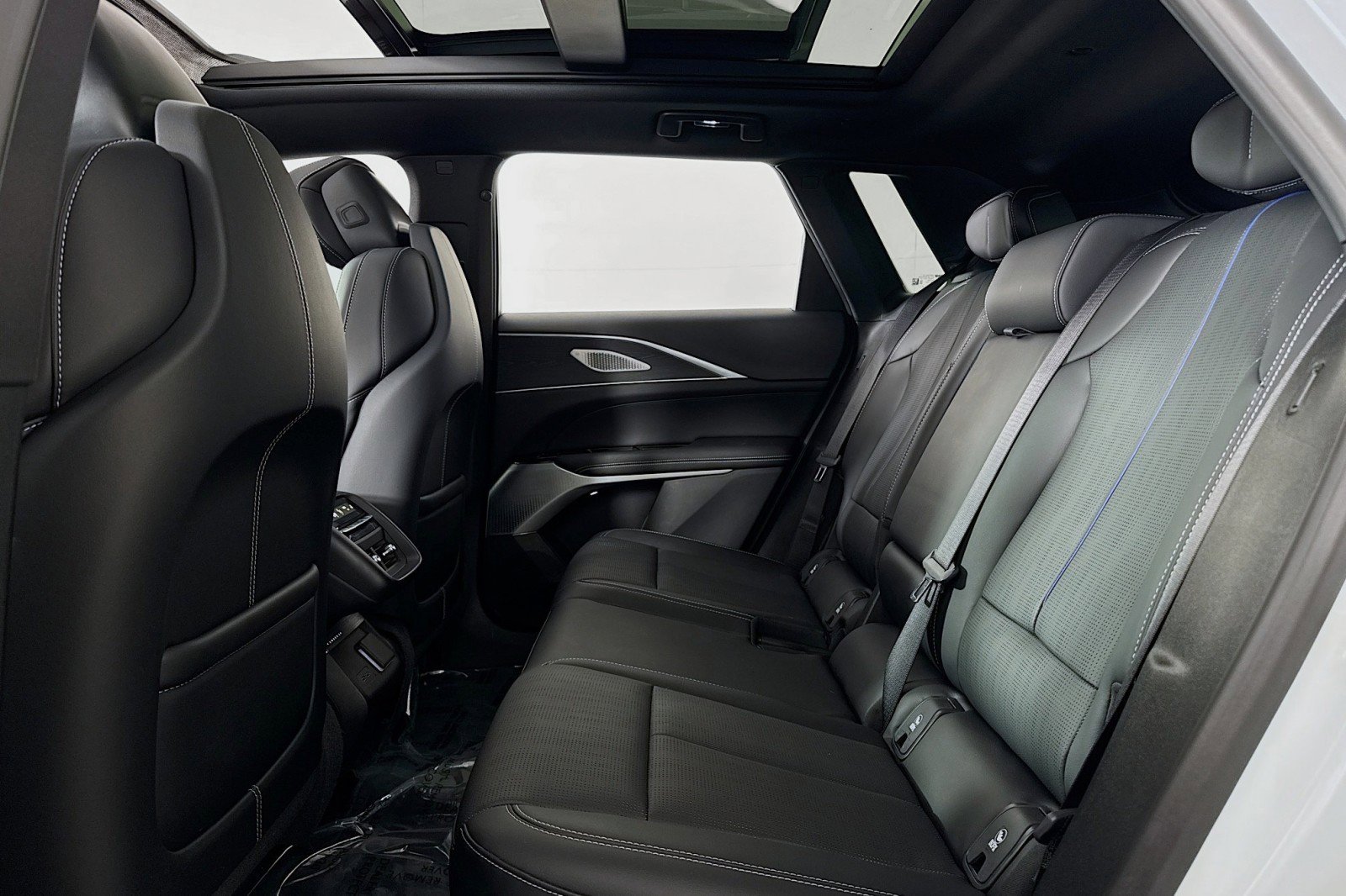 Used 2025 Cadillac Lyriq Luxury w/ LPO, Floor Liner Package AWD/4WD image 8