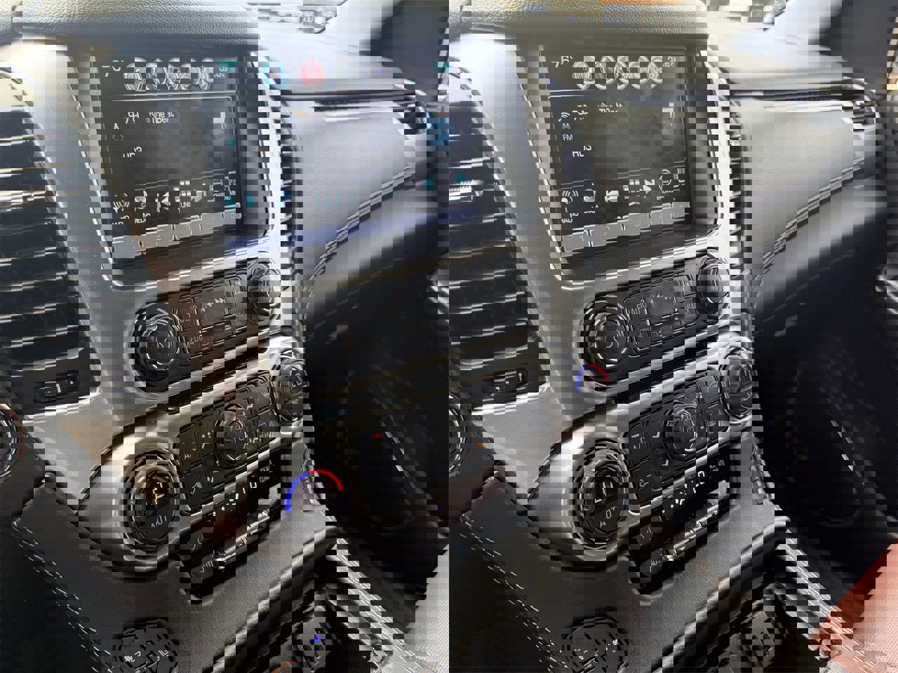 Used 2020 Chevrolet Suburban Premier w/ Premier Plus Edition image 16