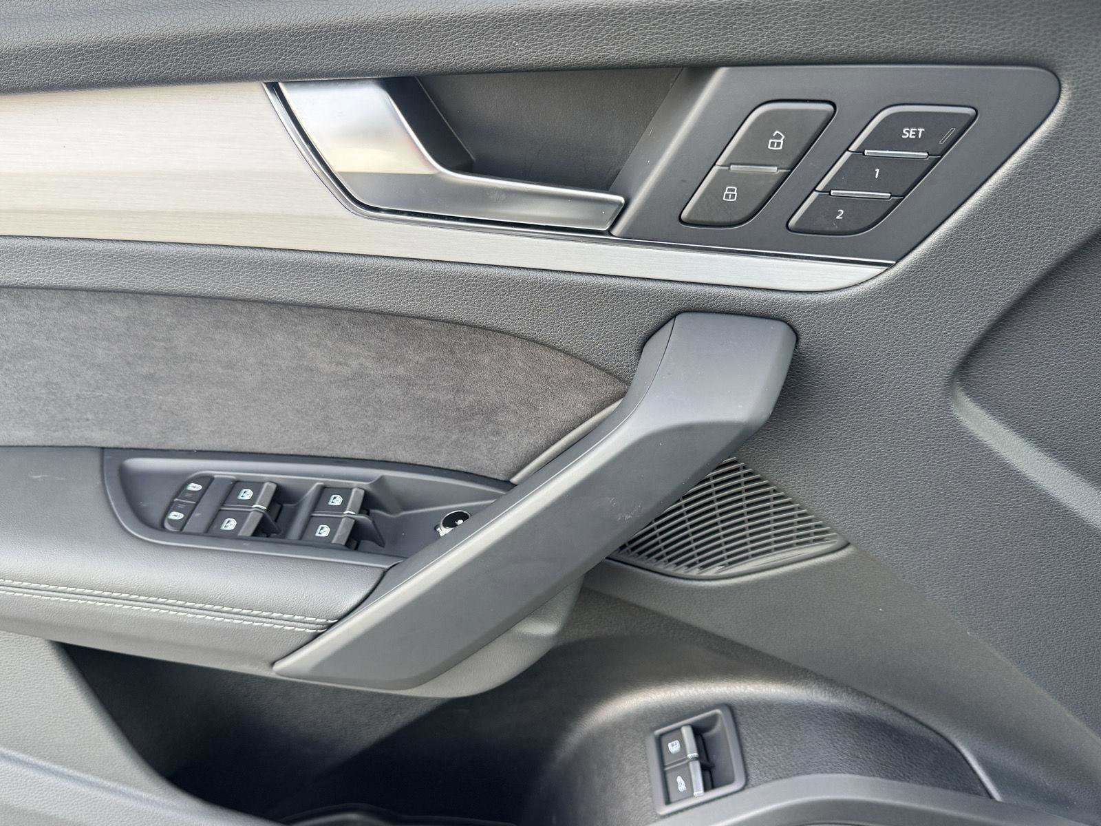 Used 2024 Audi Q5 e Prestige w/ Prestige Package image 12