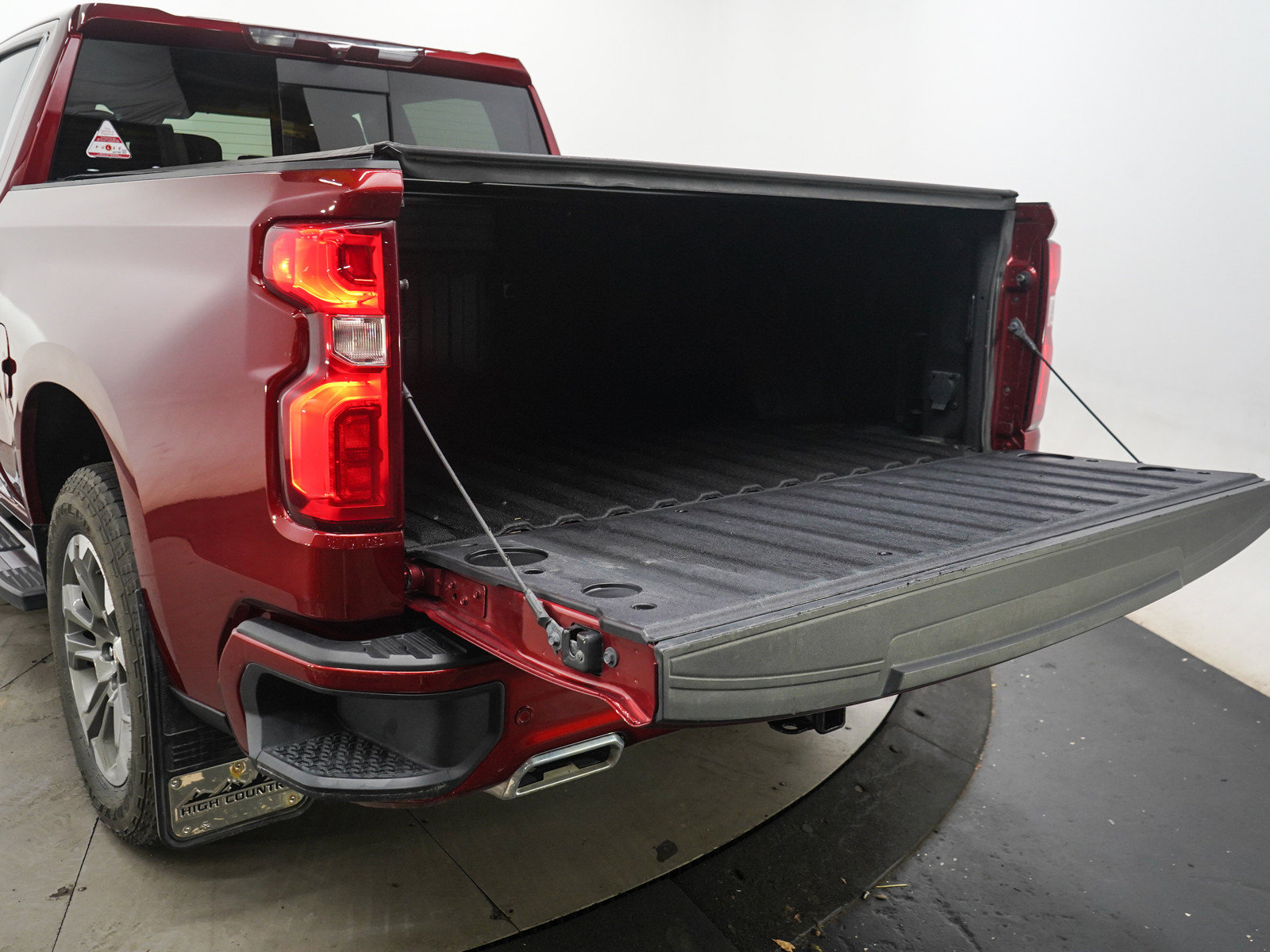Used 2023 Chevrolet Silverado 1500 High Country w/ Z71 Off-Road Package AWD/4WD image 9