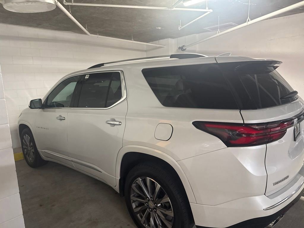 Used 2023 Chevrolet Traverse Premier FWD image 1