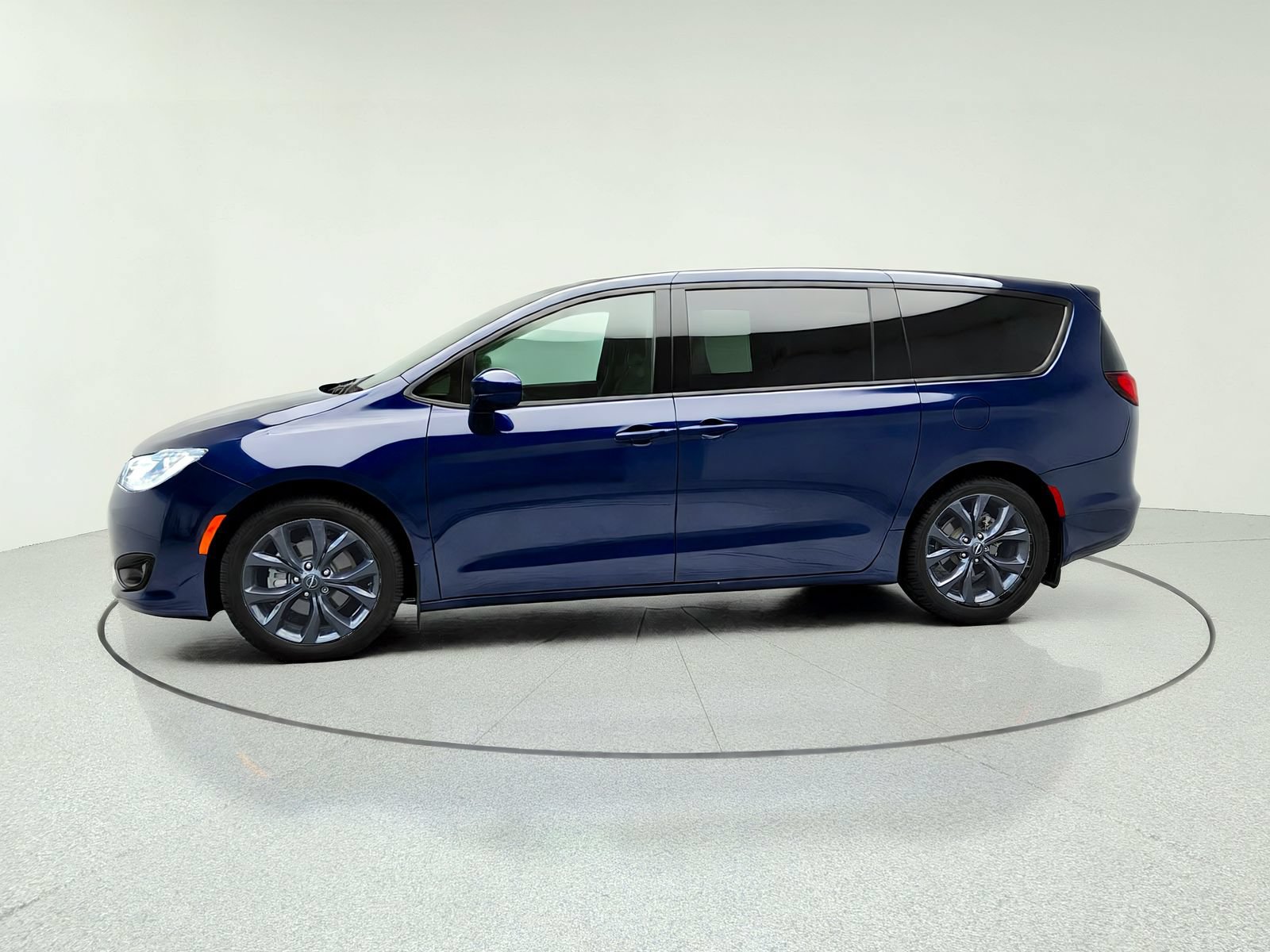 Used 2018 Chrysler Pacifica Touring Plus FWD image 3