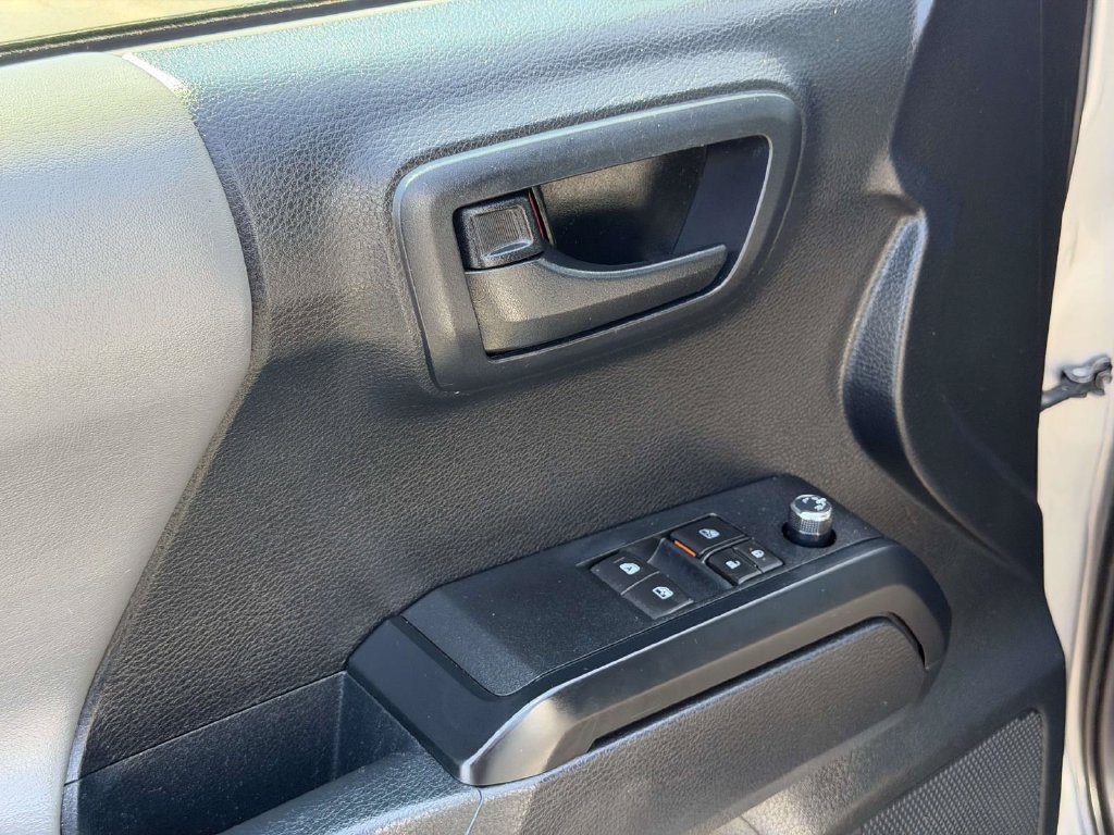 Used 2018 Toyota Tacoma SR AWD/4WD image 17