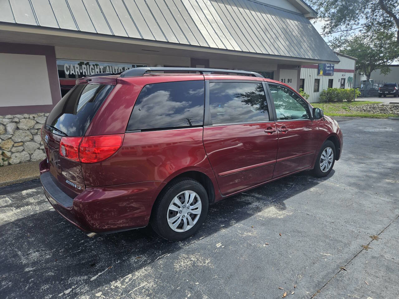 Used 2010 Toyota Sienna LE image 3