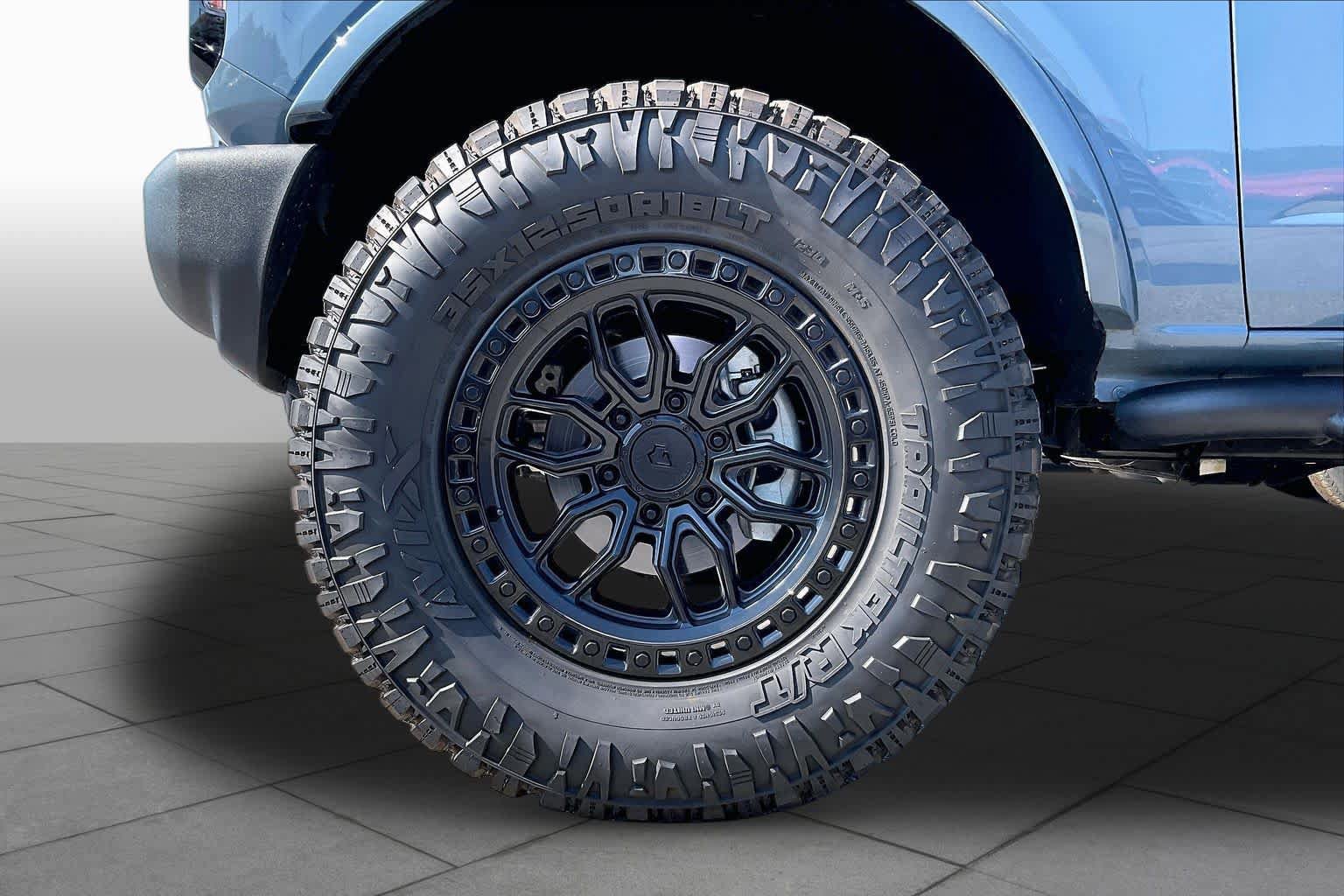 Used 2025 Ford Bronco Outer Banks AWD/4WD image 11