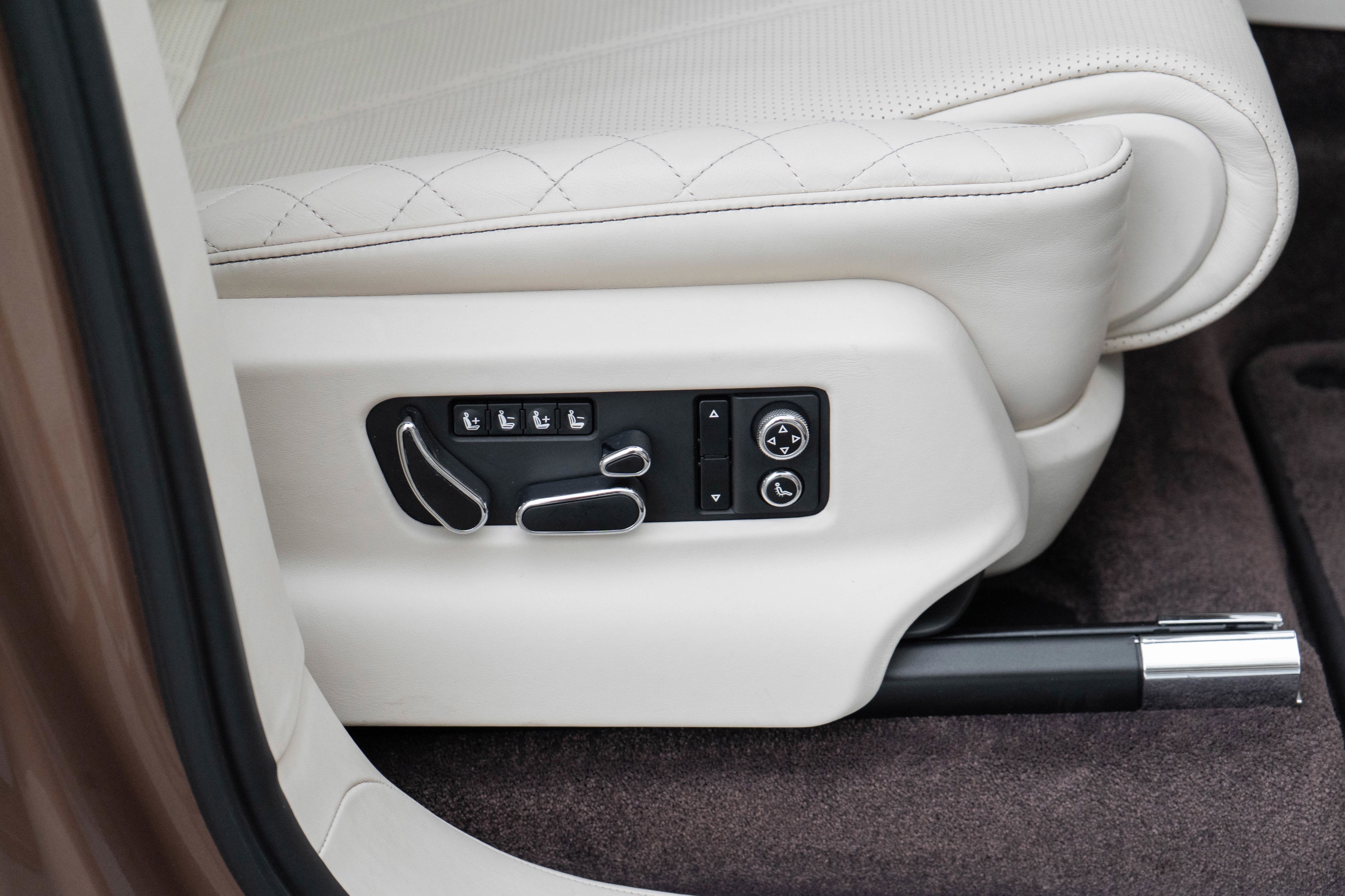 Used 2017 Bentley Bentayga image 42