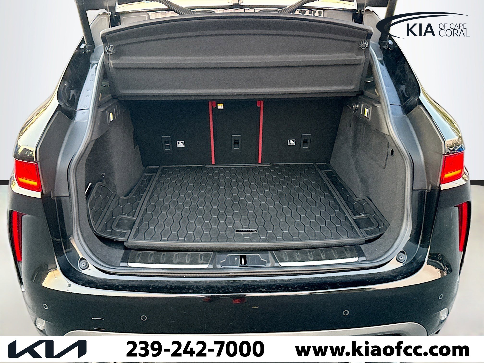 Used 2020 Jaguar F-PACE SVR image 12